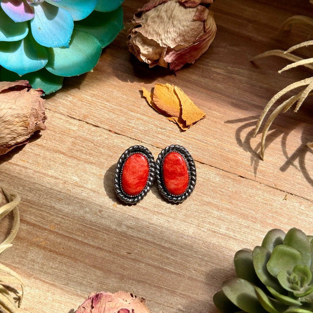 Red Spiny Oyster Stud Earrings with Twisted Rope Border