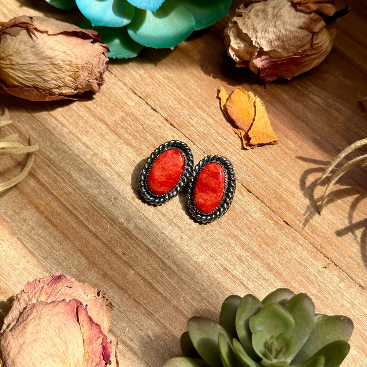 Red Spiny Oyster Stud Earrings with Twisted Rope Border